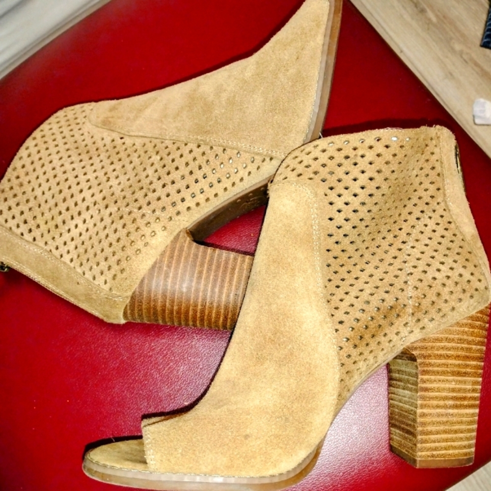 Lucky Brand Lamia peep-toe suede tan booties size 8